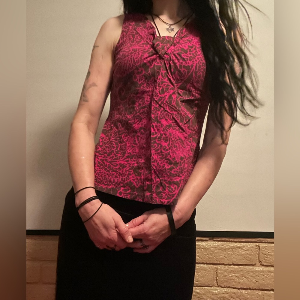 Sleeveless top with lace like design